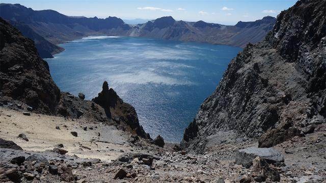中国最大的火山湖,现为我国国境象征