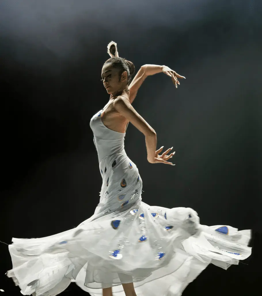 杨丽萍10年不摘下帽子原以为是造型摘下帽子后让人感慨不已