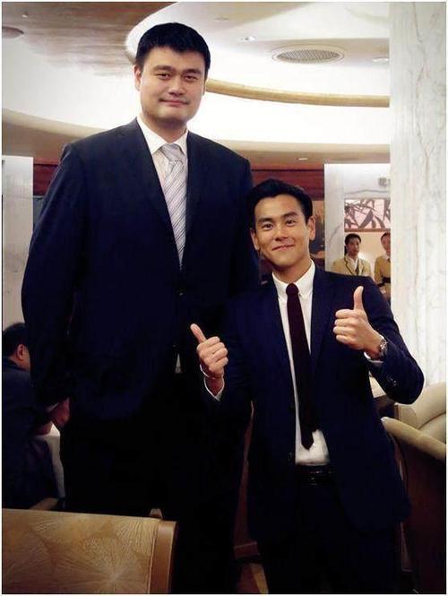 "身高检测器"姚明与众星合影:黄晓明让人意外,韩红小鸟依人嗯