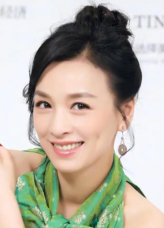 张庭也是一位台湾演员,她曾出演过《戏说乾坤》,《绝色双娇》,《武