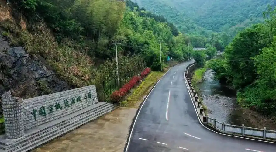 春季杜鹃花开,风景优美蔡伦祠,古檀山庄,纸道山庄等景点沿线有宣纸古