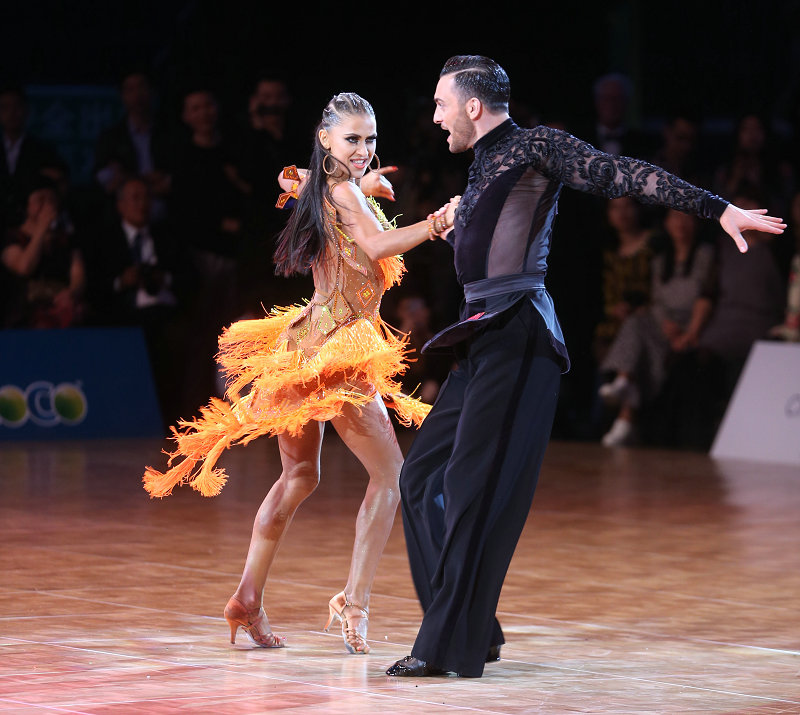 国际职业组拉丁舞冠军则由代表美国的stefano, di filippodasha组合