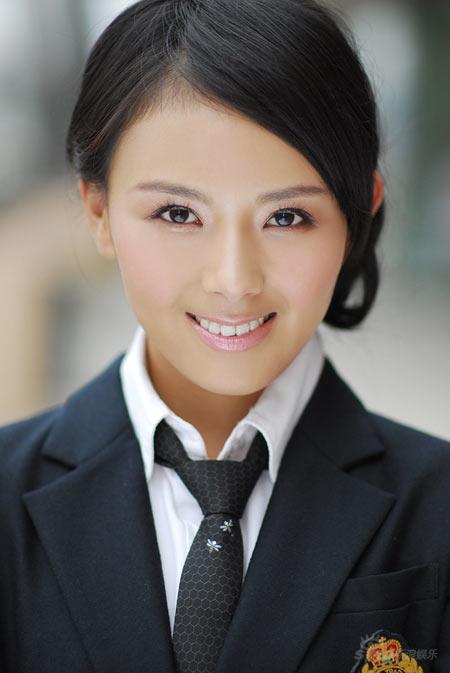 甜美笑容俏皮可爱回眸一笑新浪娱乐讯 日前,青年演员曹艳拍摄了一组