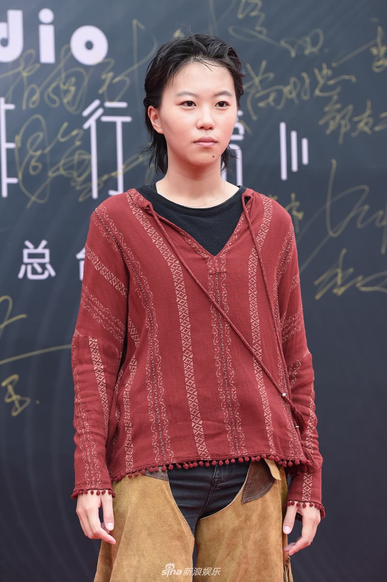 窦靖童疑似洗掉下巴上的纹身!面庞更清秀,越长越像王菲了!