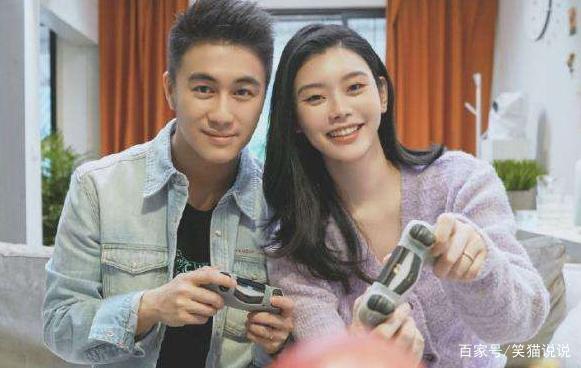 奚梦瑶晒与何猷君合照迎新年相依偎好恩爱朋友晒照助攻撒狗粮