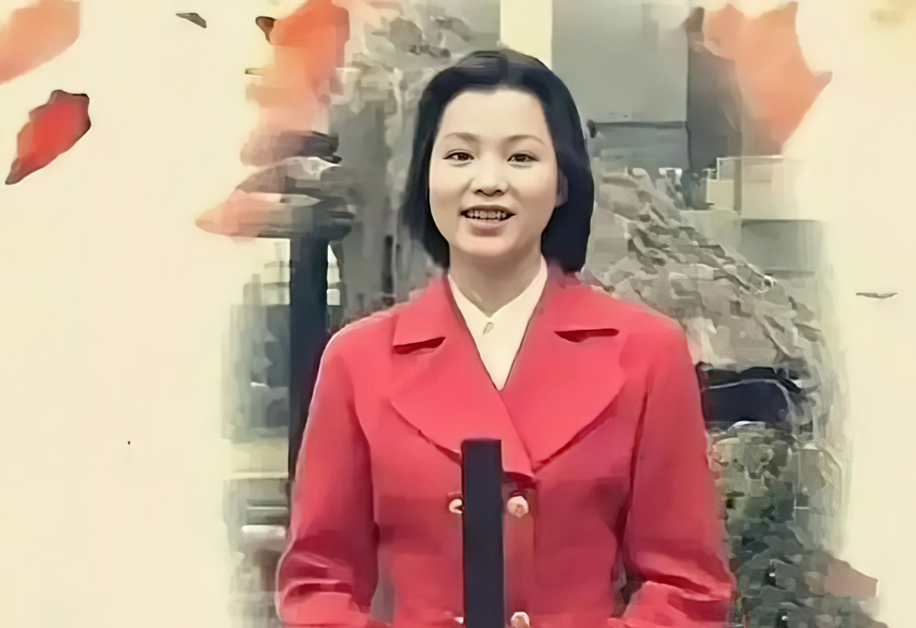 董卿年轻时的工作照展现了她清纯漂亮的形象,尽管打扮得像个村姑.