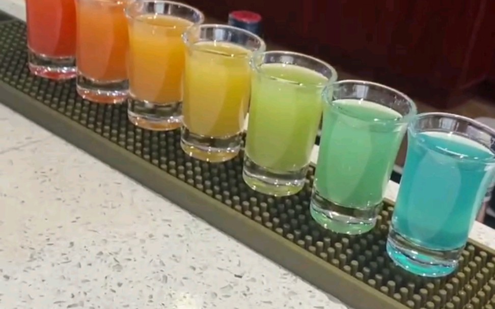 彩虹渐变鸡尾酒调制