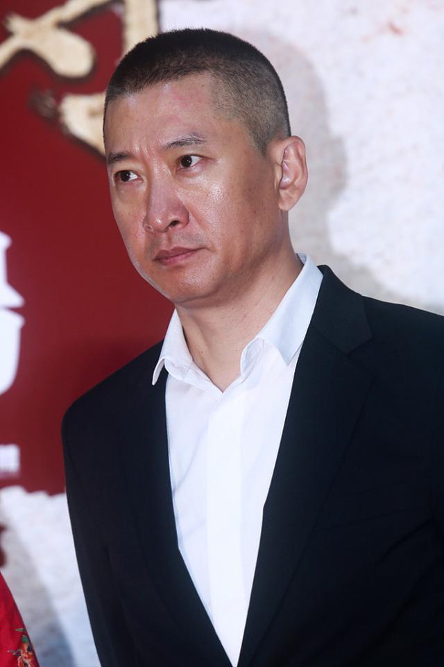 周杰的颜值和气质都不一般,穿西装帅气大方,很有魄力