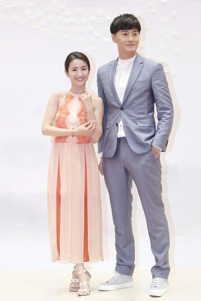 林依晨和郑元畅同框好养眼,穿橘色裙仍有偶像剧颜值,看着挺甜的|裙子