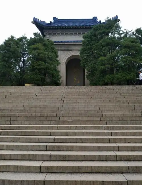 中山陵碑亭         镌刻"中国国民党葬总理孙先生於此",镏金楷体