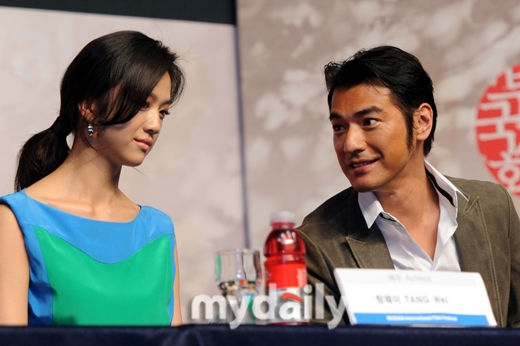 图文:《武侠》釜山记者会--汤唯金城武交流