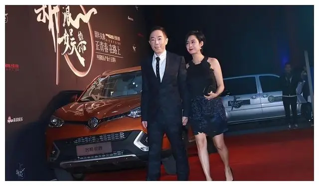 朱茵罕见与老公同框52岁还有傲人身材穿无袖连衣裙太抓眼球了