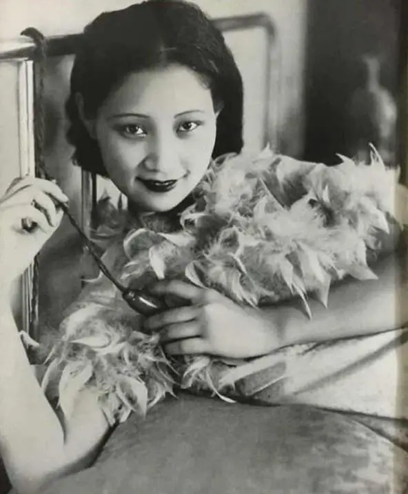 她,一脱成名,火遍上海滩,化身间谍屡立奇功,最后却冤死狱中