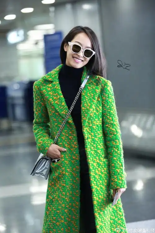 穿上这件绿色大衣皮肤好像在闪闪发光耶!