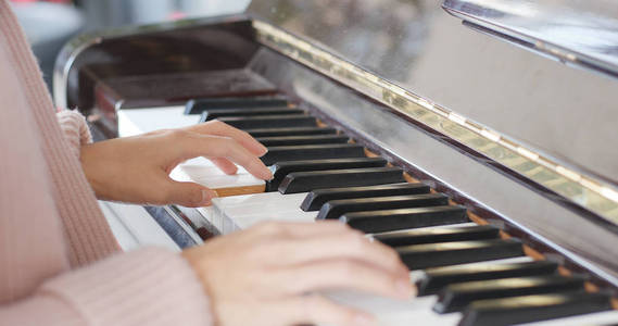 弹钢琴优雅图片