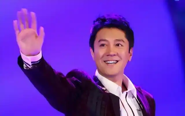 蔡国庆作为一名资深的歌手,本应该有着更高的标准