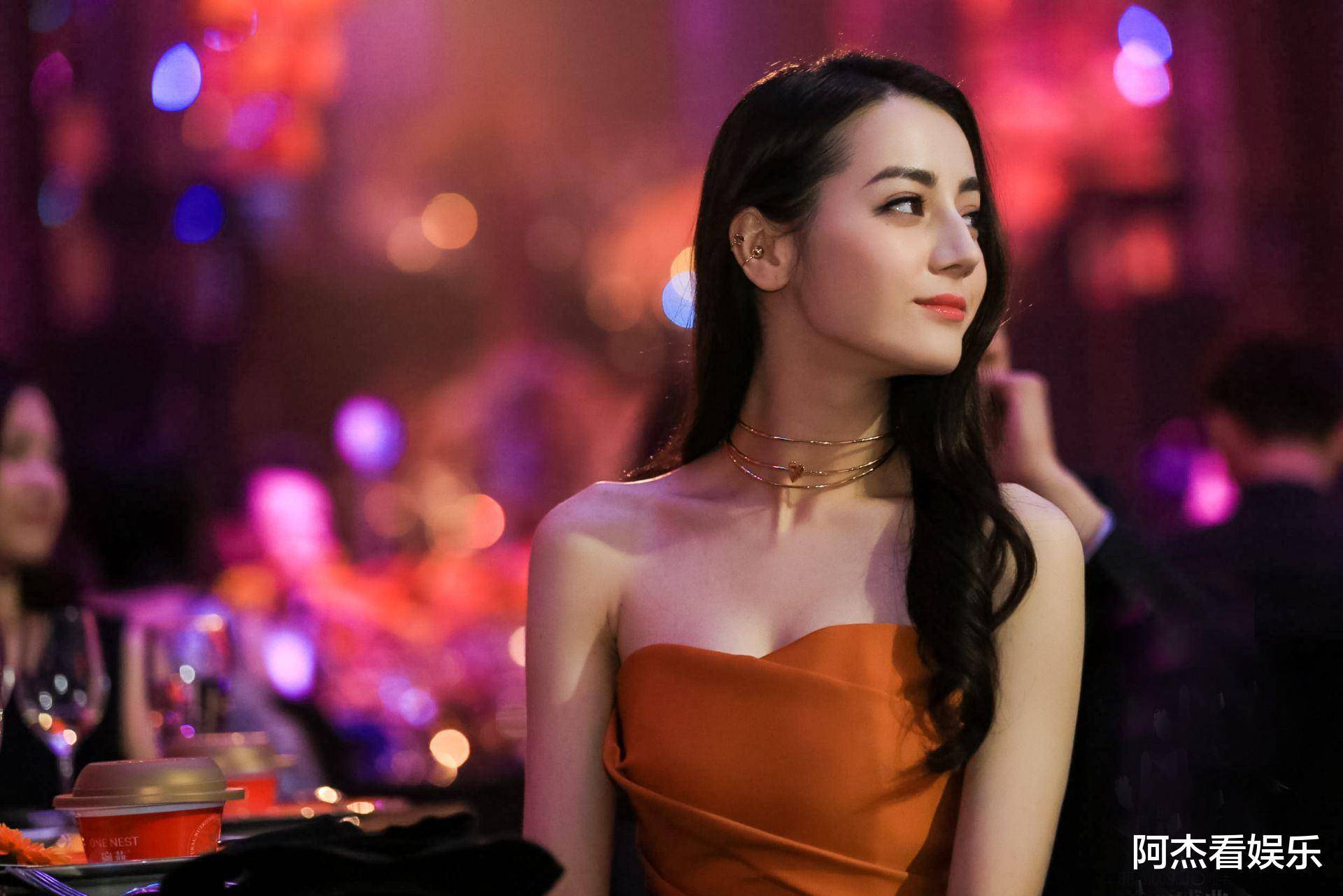 帅哥求婚迪丽热巴,横店门口站了3天,网友:热巴配不上你_回应_演技