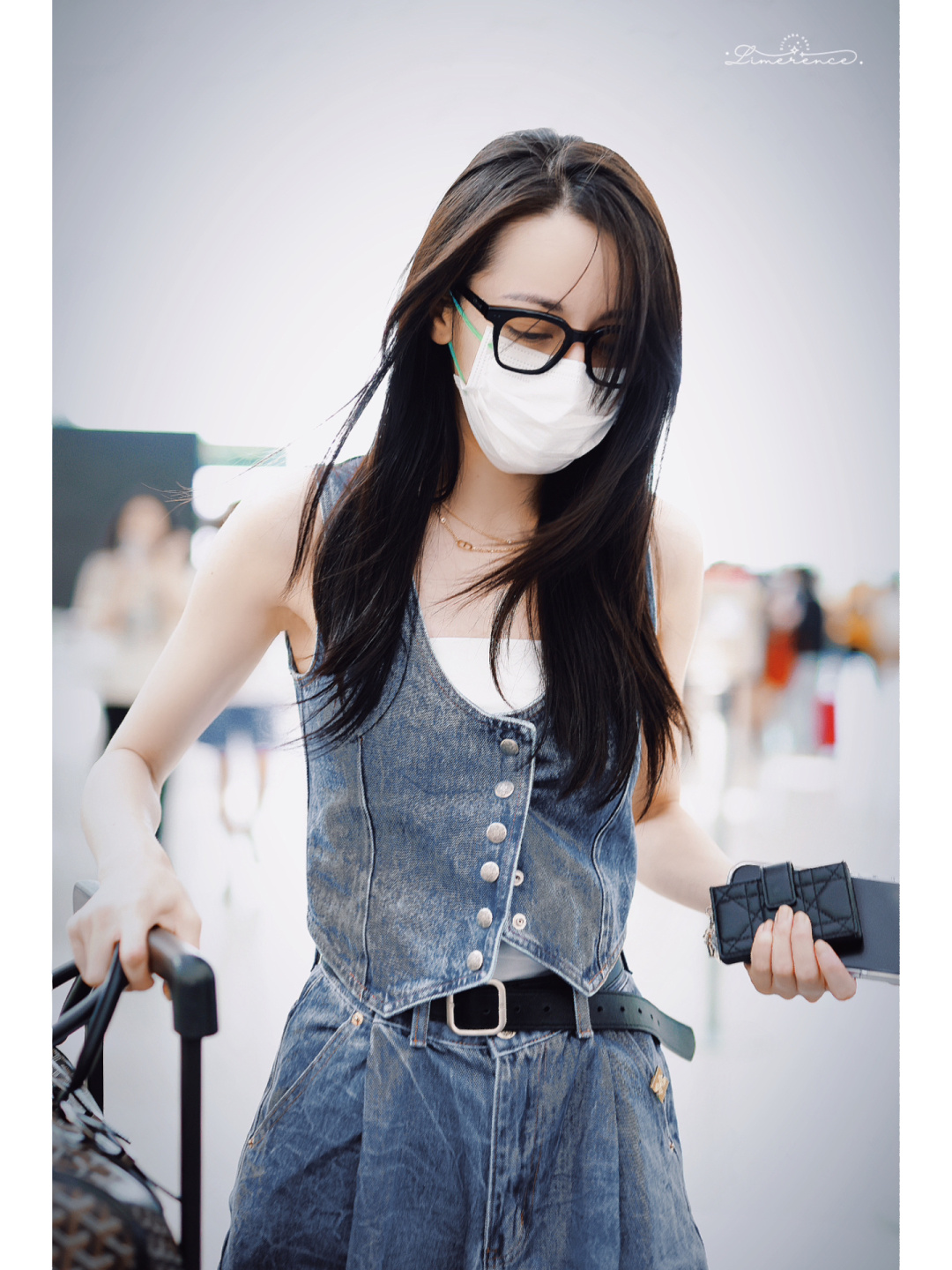 迪丽热巴今日机场街拍私服,帅气的小女孩!