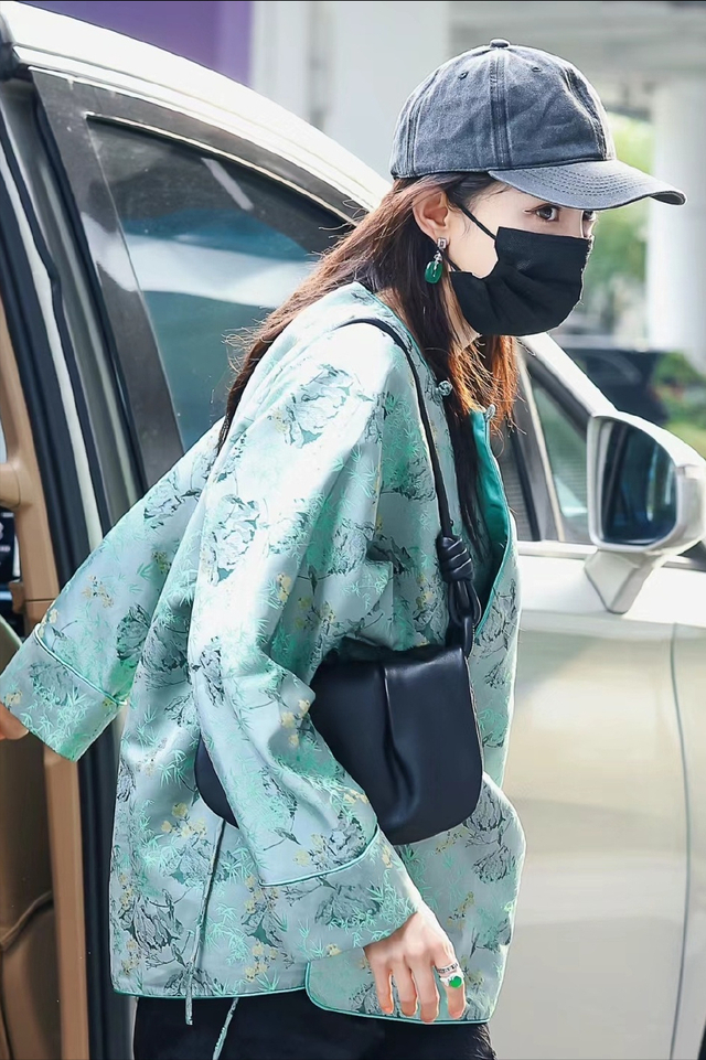 看杨幂的私服就对了 最贵的也不过千|杨幂|穿搭_新浪新闻