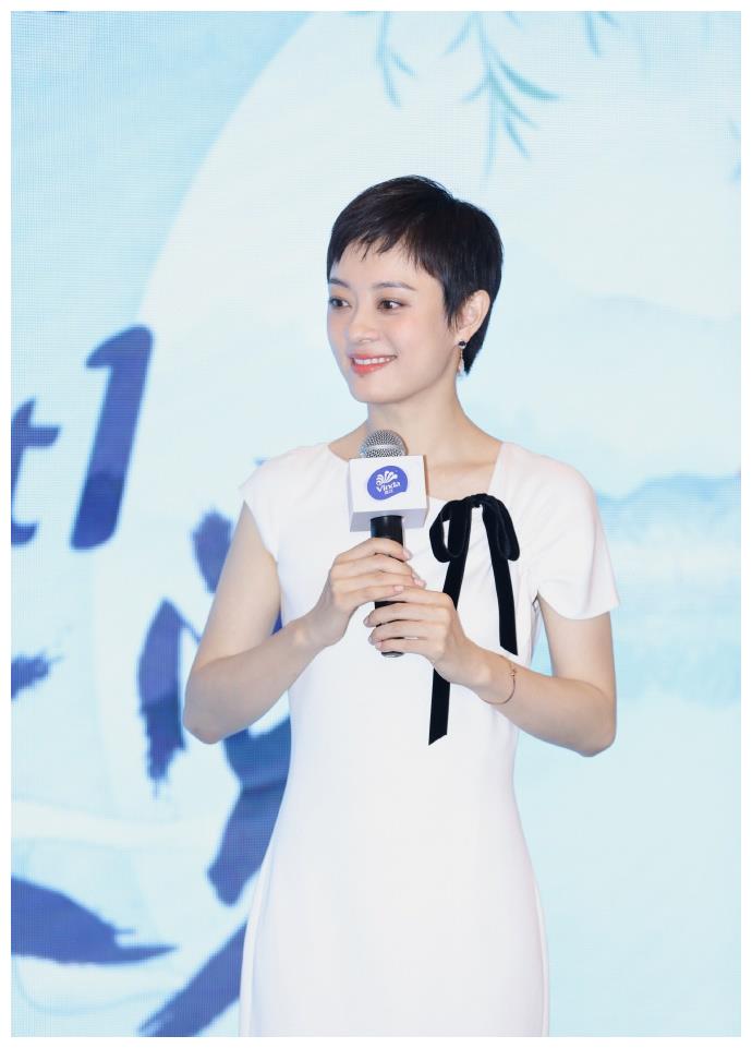 孙俪的头发不能再短了,剪成狗啃刘海也很美,穿上白裙气质更清新_短发