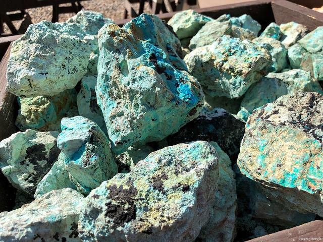 由于氧化铜矿物的可浮性较差,尤其当矿石中的铜呈难浮的硅孔雀石,赤铜