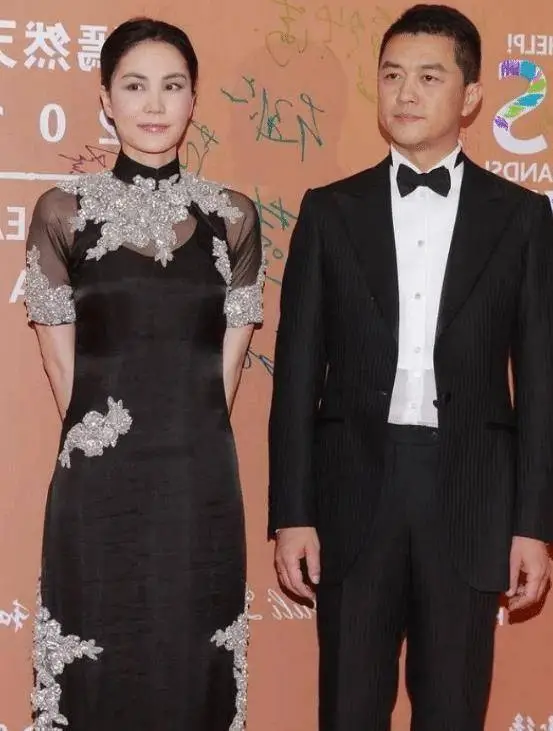 王菲早前旧照流出穿银花旗袍气质清冷不愧是天后