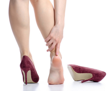 女性腿部红色高跟鞋痛美人照片