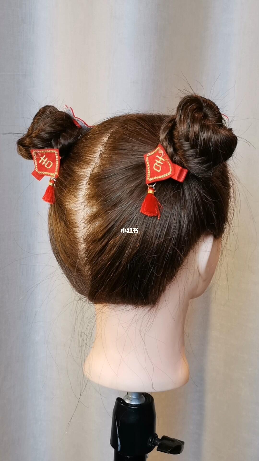 可爱俏皮的双丸子头