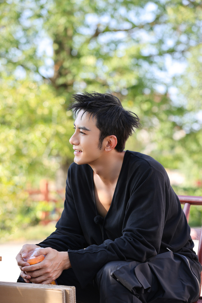 肖顺尧超话92#肖顺尧田间的少年#今日剧照送达98 用汗水收获着