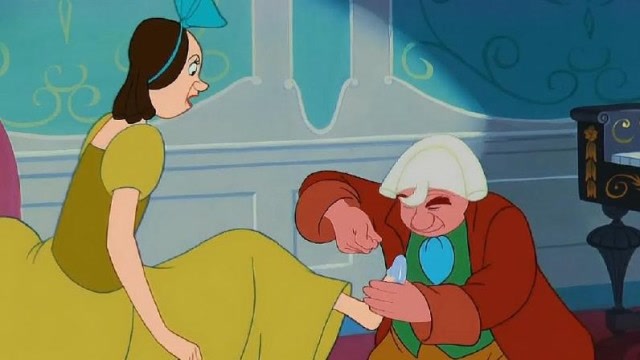 灰姑娘的姐姐强行穿上了玻璃鞋,结果被挤飞