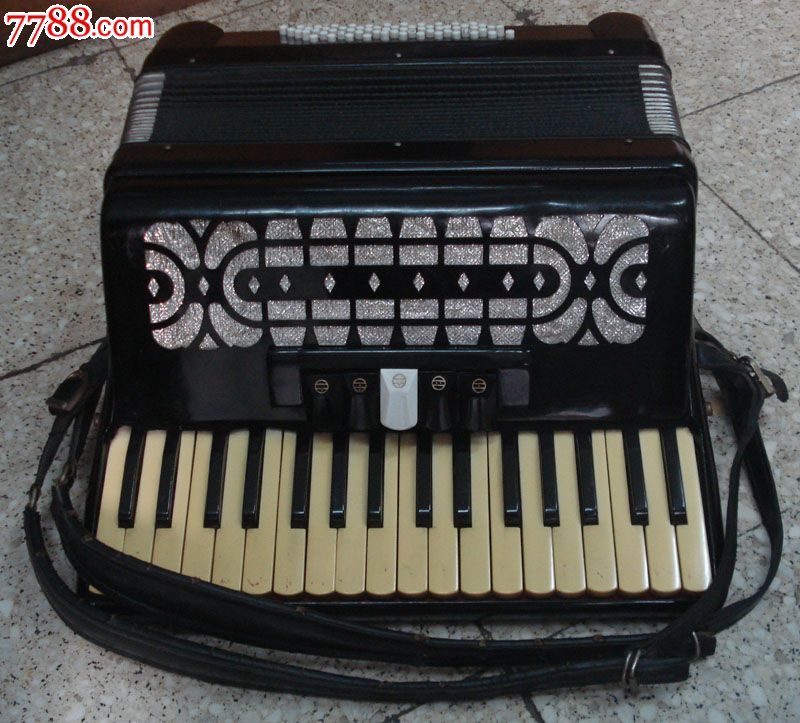 怀旧收藏影视道具橱窗陈列手风琴60贝斯手风琴70年代手风琴