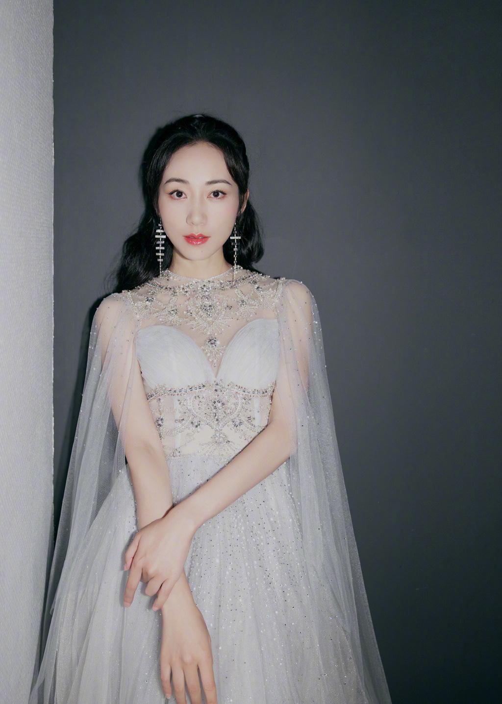 韩雪气质太好,穿白色高腰礼服拼接轻纱披风,37岁显得仙气十足_造型