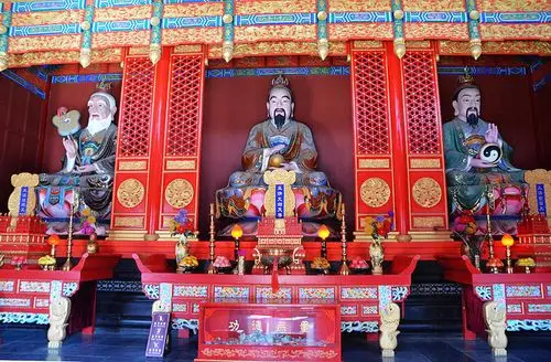 三清殿里供奉着三位天尊