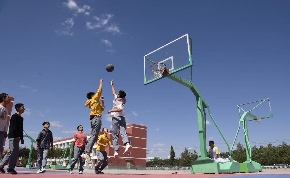 宁夏吴忠市同心县豫海初级中学学生在校园里打篮球(2020年9月18日摄
