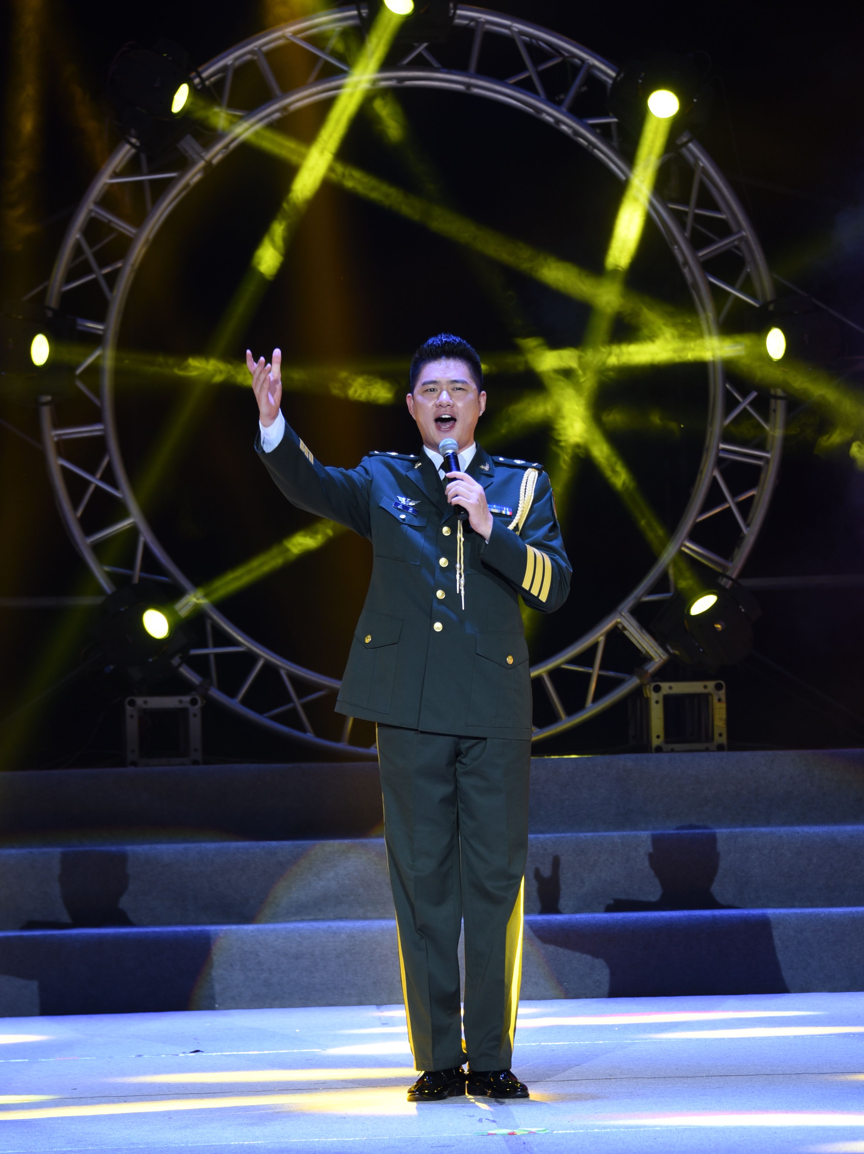 陆军前线文工团独唱演员王谦在仙居献唱