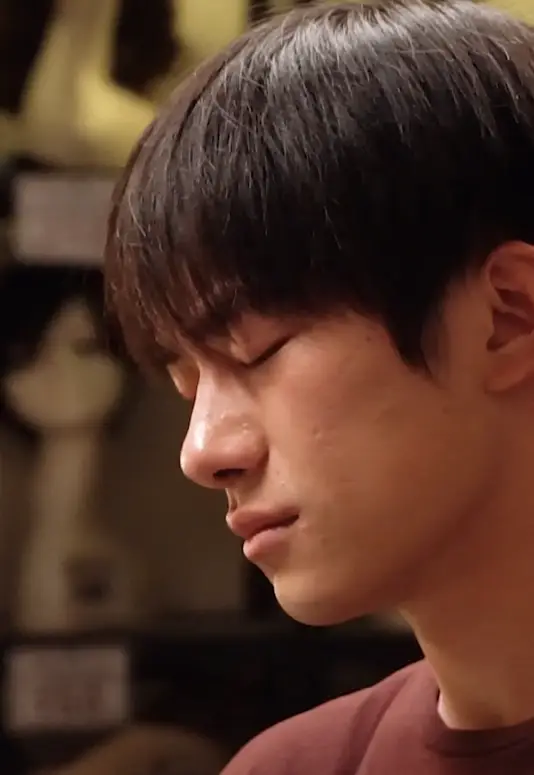 易烊千玺小红花哭戏片场 真实演技打动工作人员