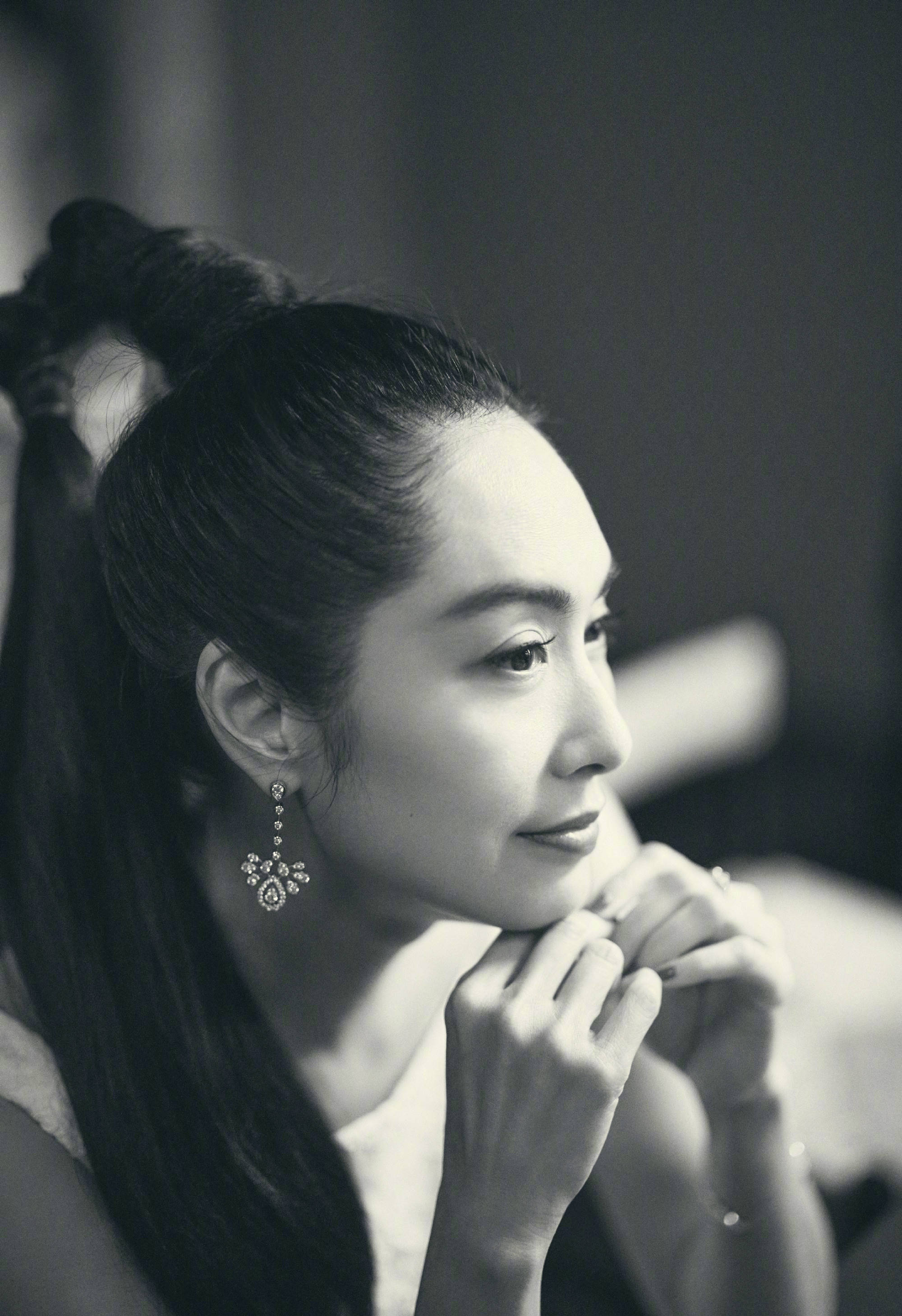 朱茵高束马尾清冷优雅 尽显港风复古格调