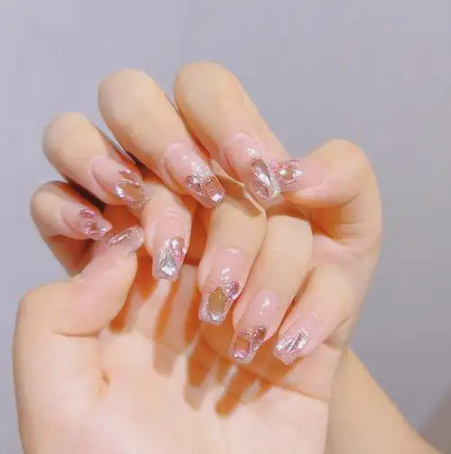 999元的粉色拼钻美甲