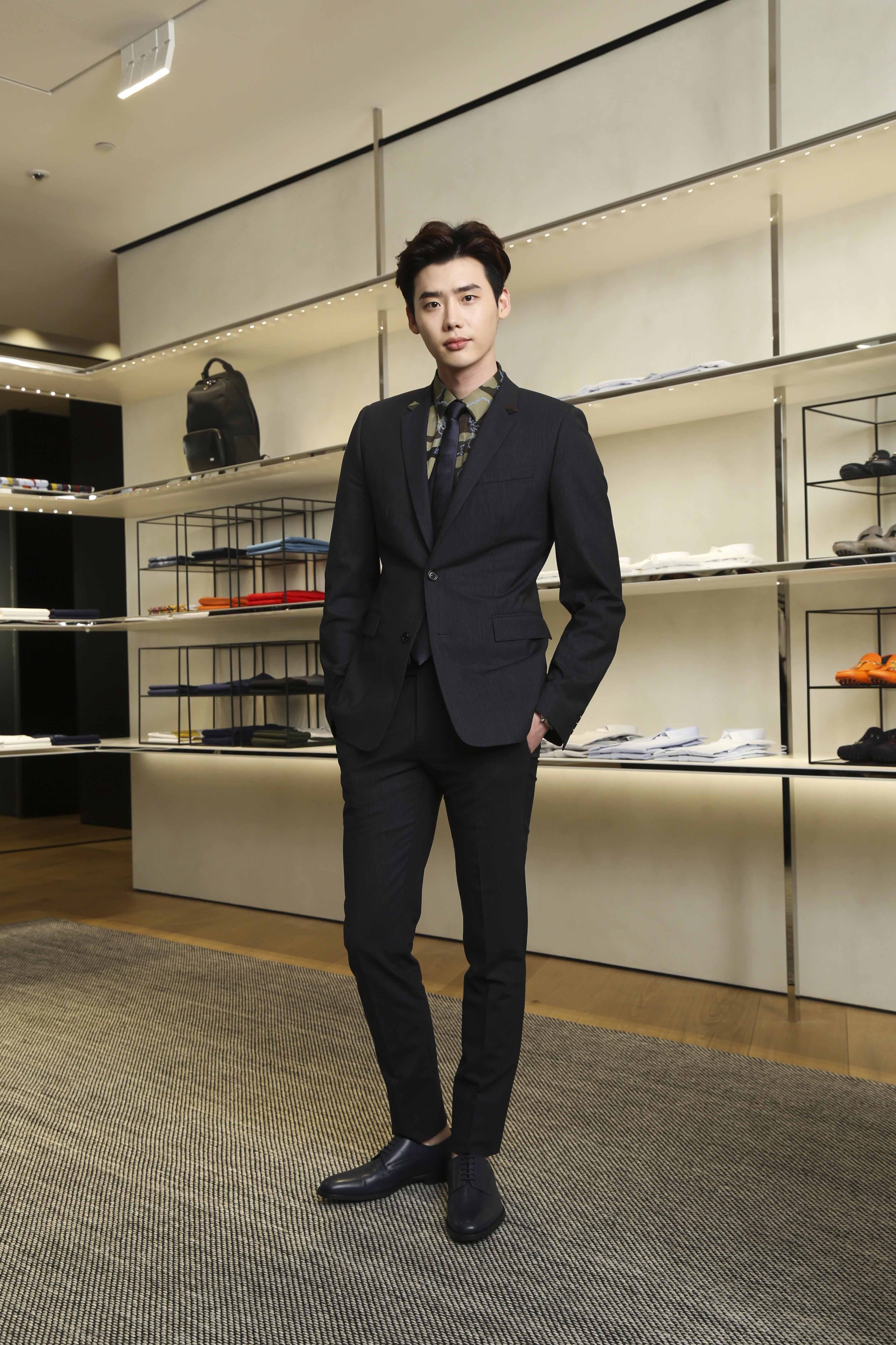 李钟硕40秒快闪 dior homme西装上身魅力喷发