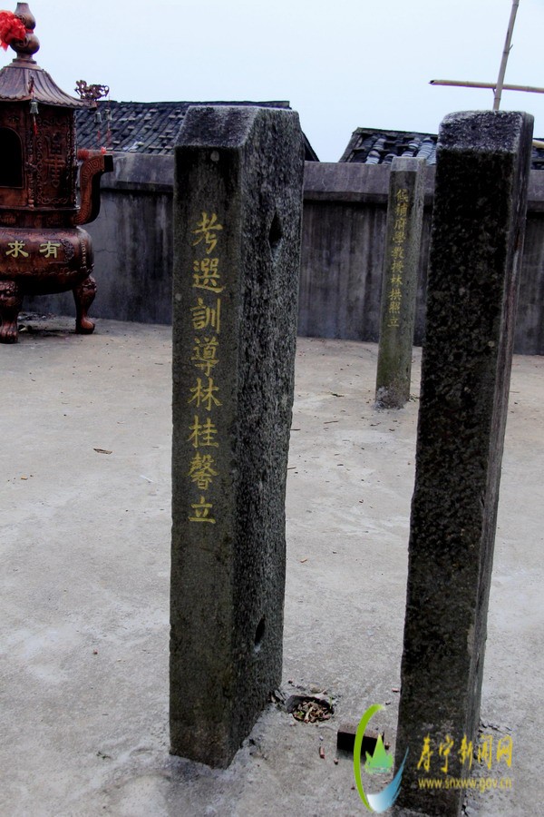 这样的旗杆石有好几个