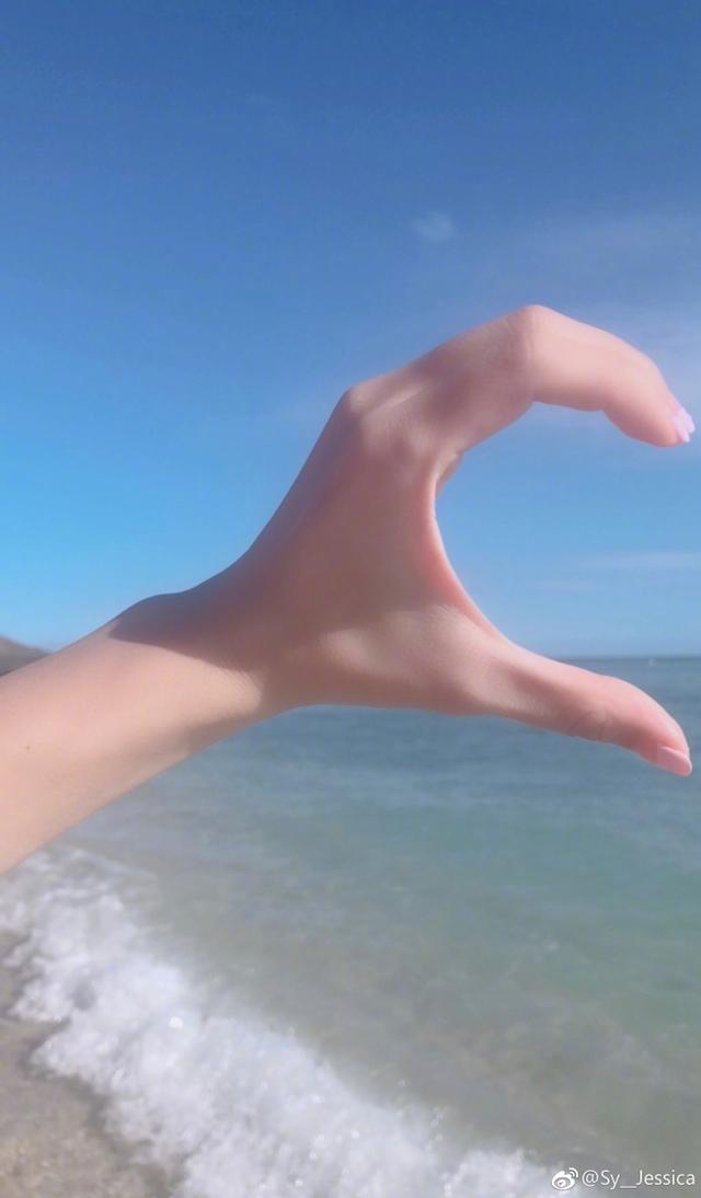 送甜蜜wink,与林允儿隔空比心,秀友情?