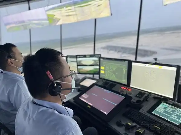 机坪运行指挥员于塔台17层进行航空器的推出,开车,滑行及其有关的管制