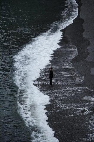 常常我能在一个人安安静静里孤独,在孤独中快活,而在众人的喧闹中寂寞