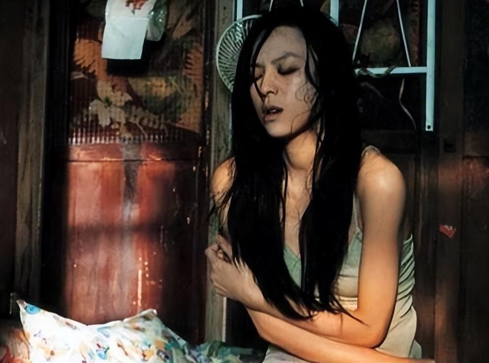 就拿张静初与吴彦祖主演的电影《门徒》来说,剧中丈夫吸毒,她一个人带