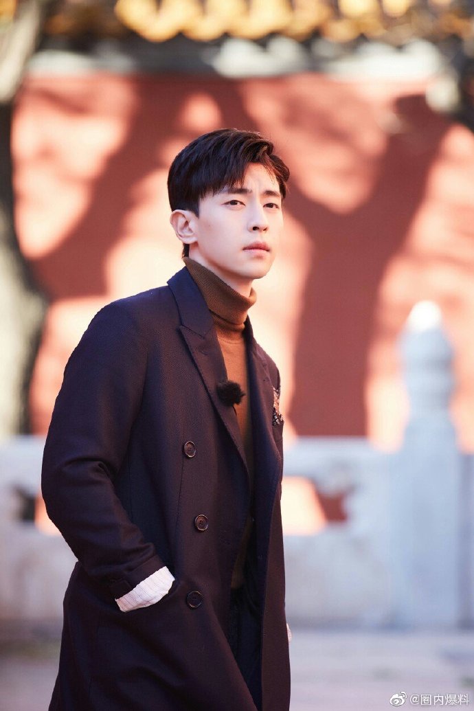 圈内爆料超话#邓伦晒侧颜照#邓伦这侧脸太好看了,轮廓堪称完美,又是