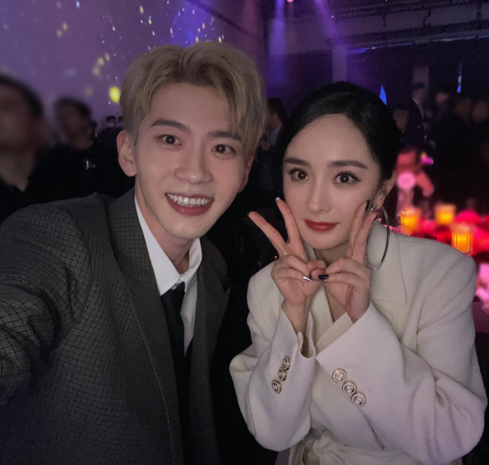 费启鸣与杨幂合影,大男孩成功追星,这次没有笑到下巴脱臼_明星_演唱会