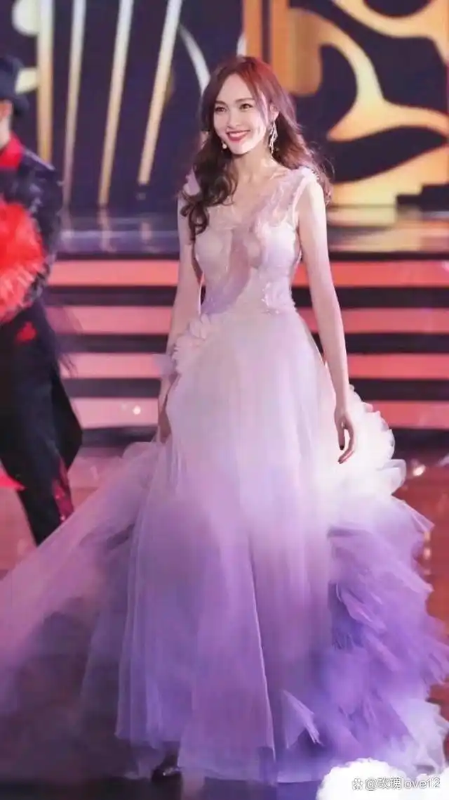 唐嫣身材纤细笑起来很灿烂拨云见日般的美妙