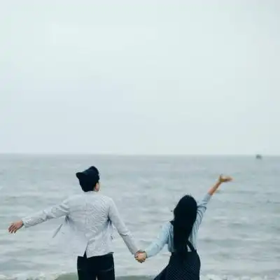 海边情侣背影头像