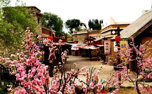 西夏风情园 写美篇           位于宁夏银川市贺兰山下的西夏风情园