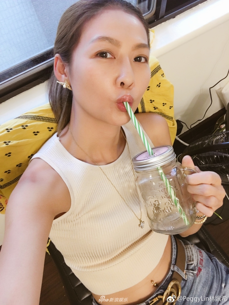 组图:何润东老婆peggy微博大秀火辣身材 长腿吸睛